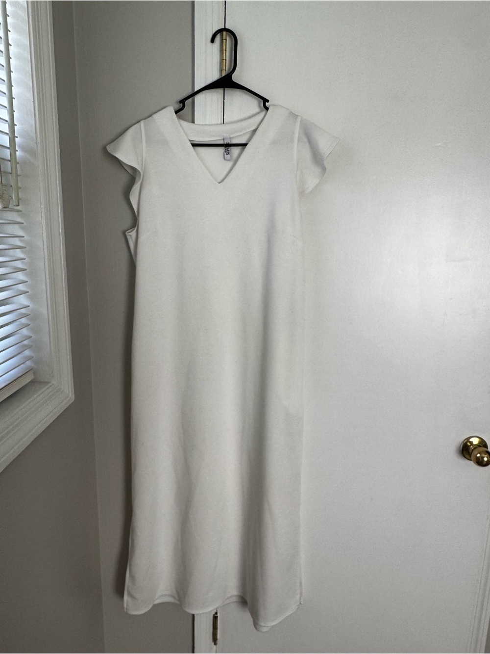 Elegant White V-Neck Maxi Dress with Cap Sleeves
